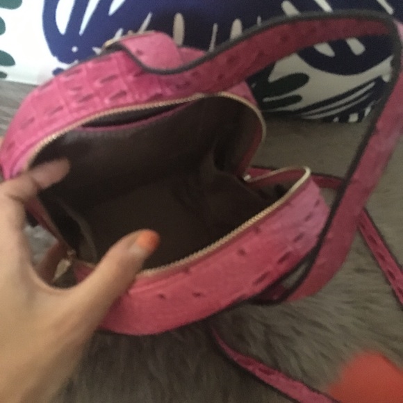 NWOT Ostrich embossed faux leather circle bag - Picture 5 of 6